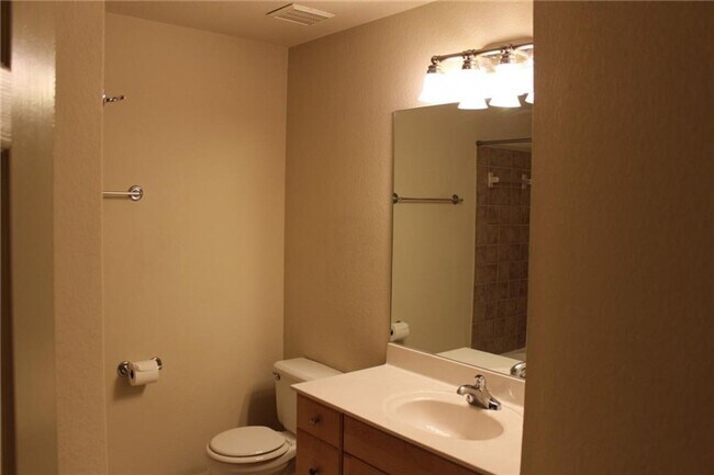 Building Photo - 4 bedroom 3 bath in the heart of North Campus