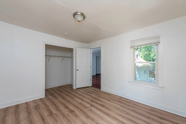 Building Photo - 1801 Victoria Ave