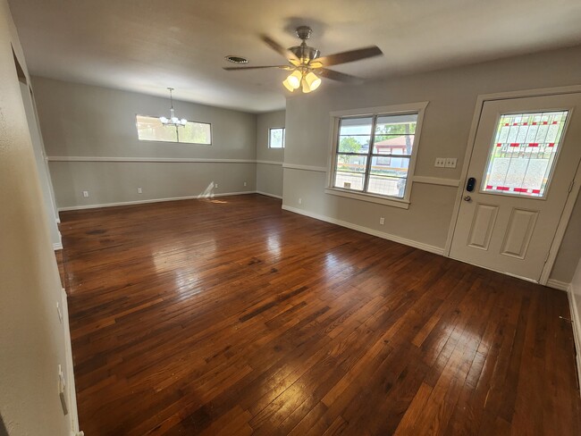 Main Entrance Living Area - 801 N 8th Ave