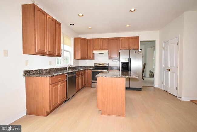 Building Photo - 8223 Edge Hill Ln