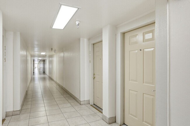 Building Photo - Gated Madonna Vista Community!