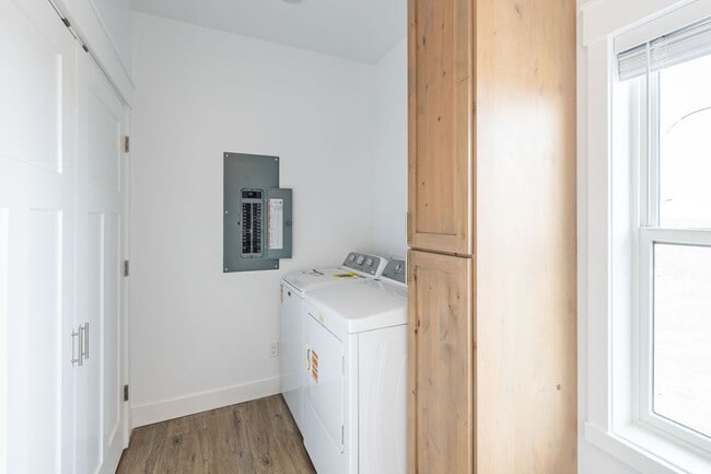 Building Photo - L2422OY