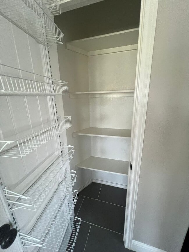 Building Photo - Spacious Family Room Great Location