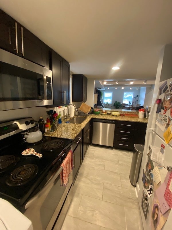 Building Photo - 347 W Dickens Ave