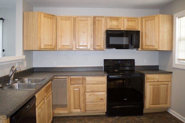 Building Photo - Conveniently Located 3 Bed 2 Bath House