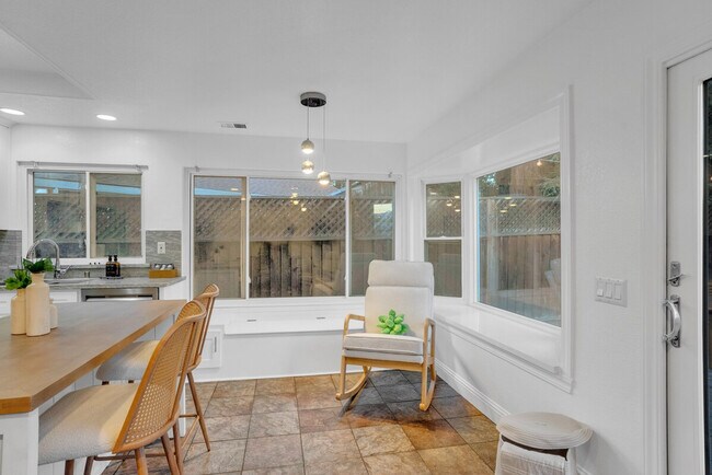 Building Photo - 5805 Silver Creek Valley Pl