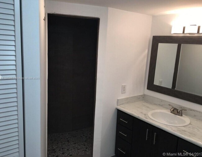 Building Photo - 1301 NE Miami Gardens Dr