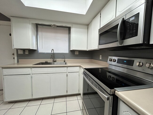 Building Photo - 1101 N April Cir