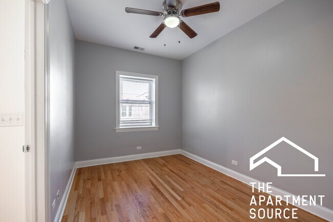 Building Photo - 4452 N Sheridan Rd