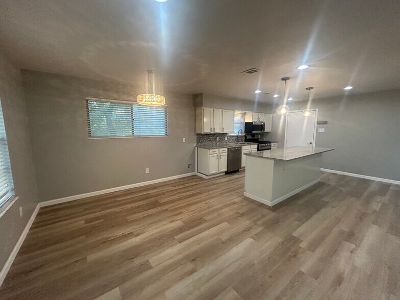 Building Photo - 5249 Dazzle Dr