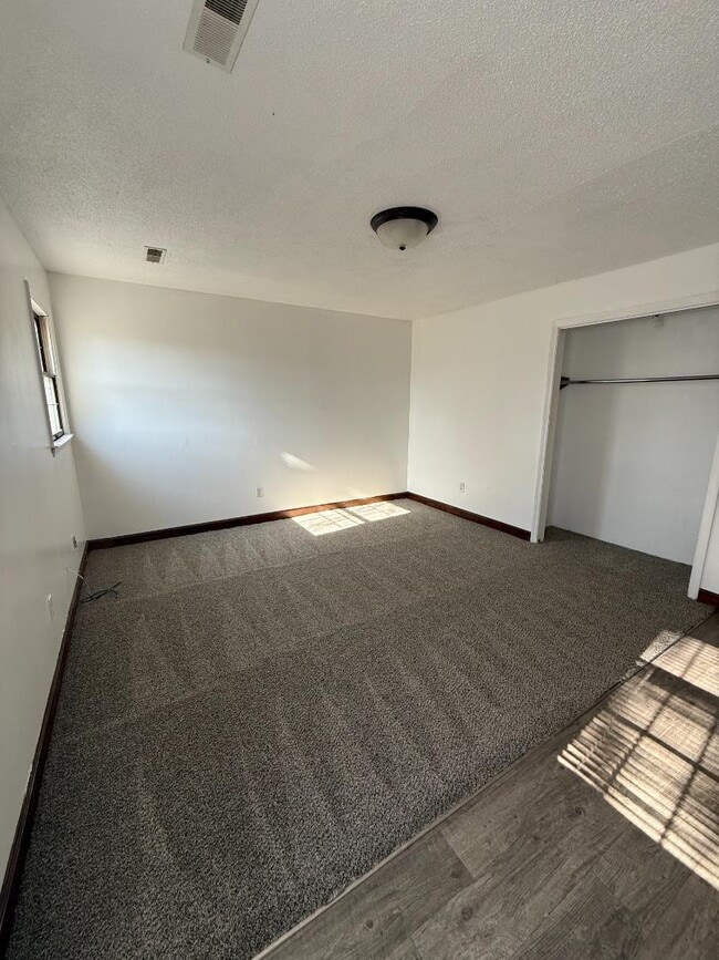 Building Photo - 2305 Southridge Dr