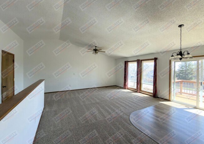 Building Photo - 4-bedroom Home For Rent