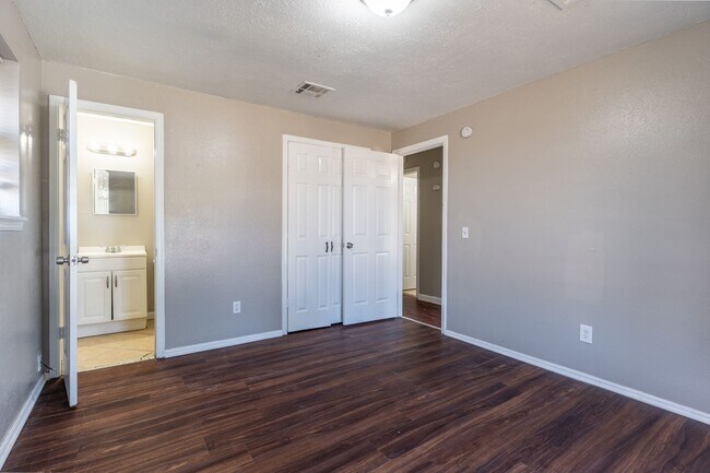 Building Photo - Charming 5-bedroom, 1.5-bathroom home