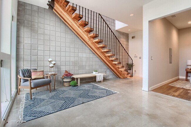 Building Photo - 502 W 55th St