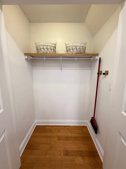 Building Photo - 122 S Evergreen Ave