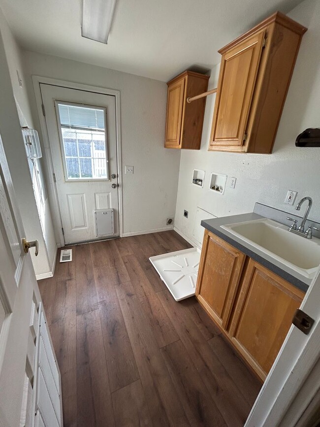 Building Photo - For Lease: 3BR/2BA Home with Spacious Yard...