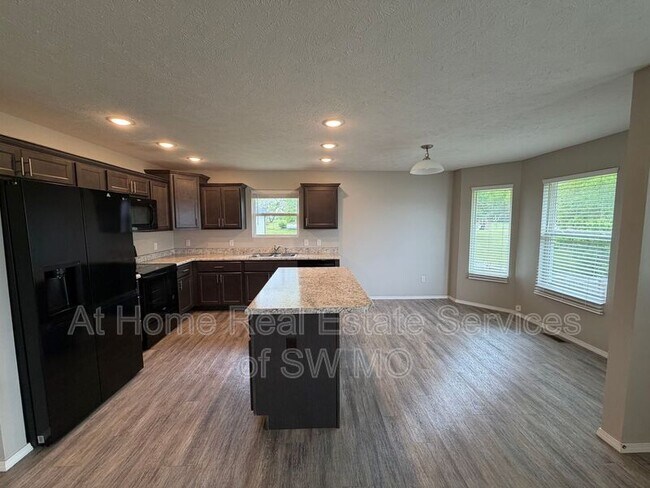 Building Photo - 1318 S Houston Ave