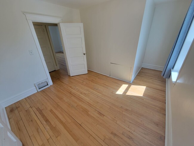 Building Photo - AVAILABLE October 1st! - 3 BED 1 BATH Home!