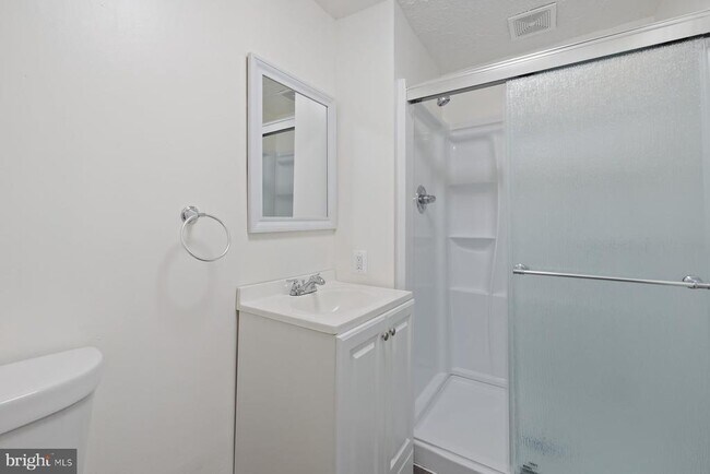Building Photo - 806 Lilac Ct