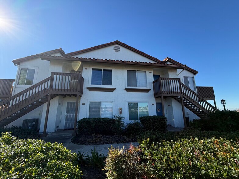 Building Photo - 870 S Rancho Santa Fe Rd