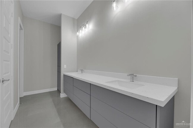 Building Photo - 27 Viola St