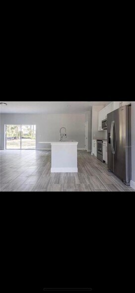 Building Photo - 607 Kangaroo Dr