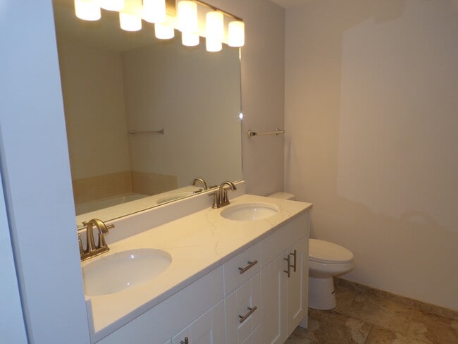 Building Photo - 1595 Millbrook Dr