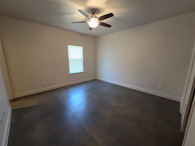 Building Photo - 800 Woodview Dr