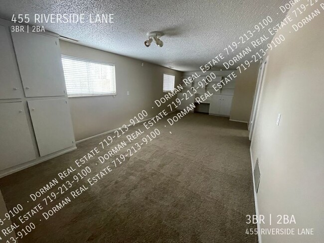 Building Photo - 455 Riverside Ln