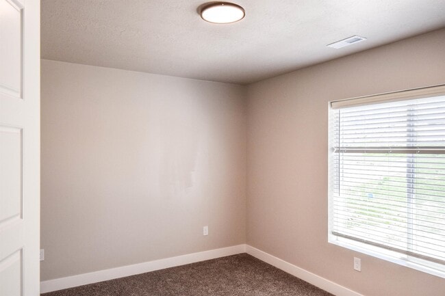 Building Photo - 705 E 730 N