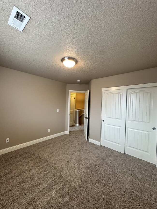 Building Photo - Beautiful 3-Bedroom Townhome in Hidden Glen