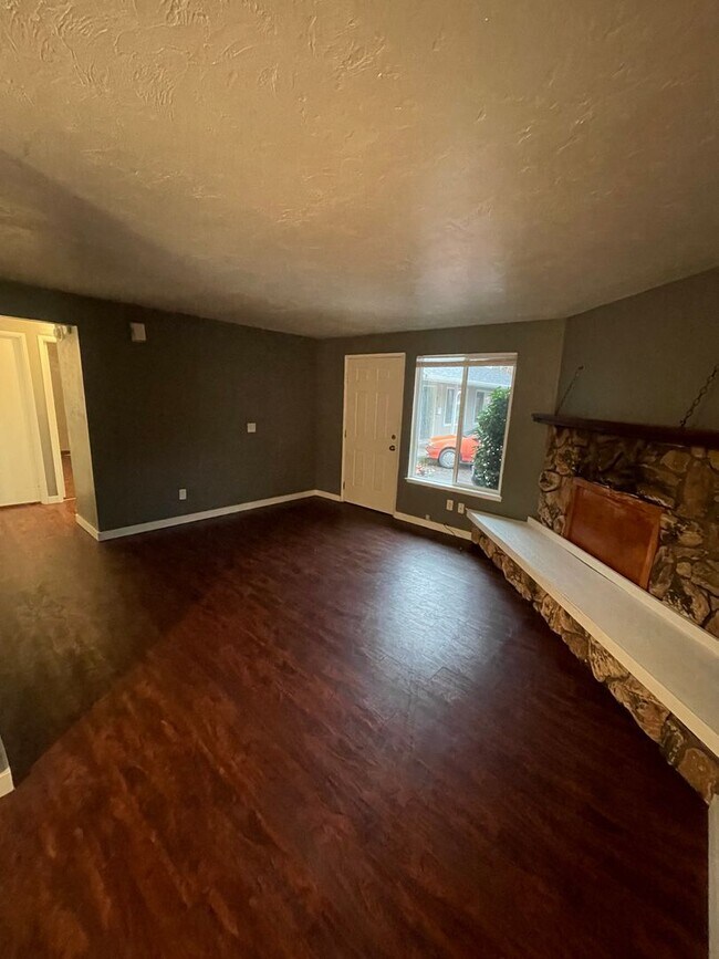 Building Photo - Pet Friendly 2 Bedroom in Lebanon!