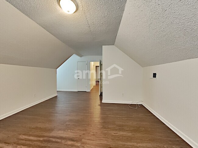 Building Photo - 914 Lucky Cir