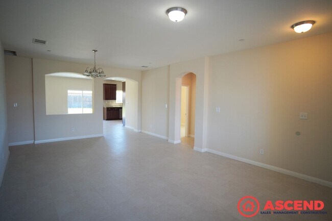 Building Photo - Charming 3 Bed / 2 Bath Home with Garage in Bakersfield!