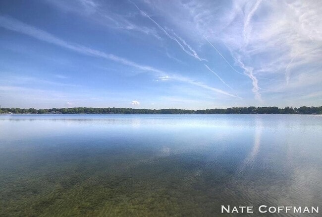 Building Photo - Lakefront 4 bed 2 bath home