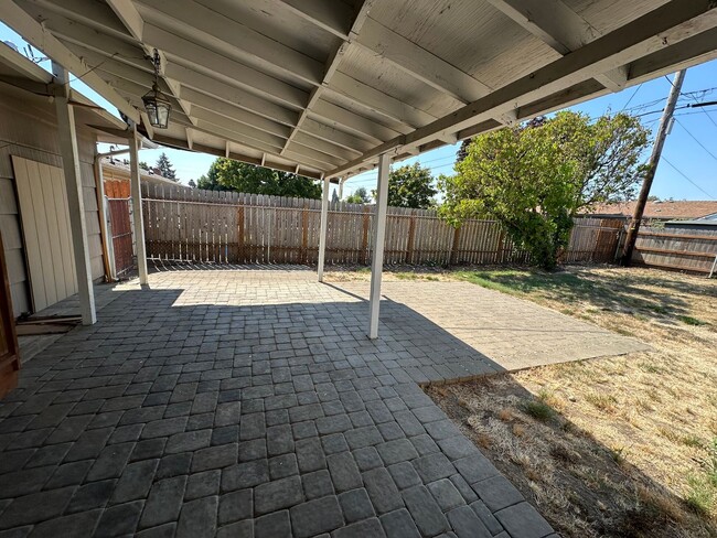 Building Photo - Very Clean 3 Bedroom 1 Bath Home With Cent...