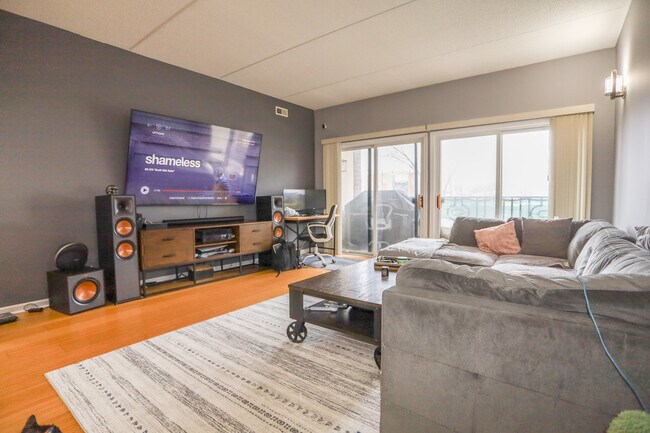 Building Photo - 4625 W Lawrence Ave