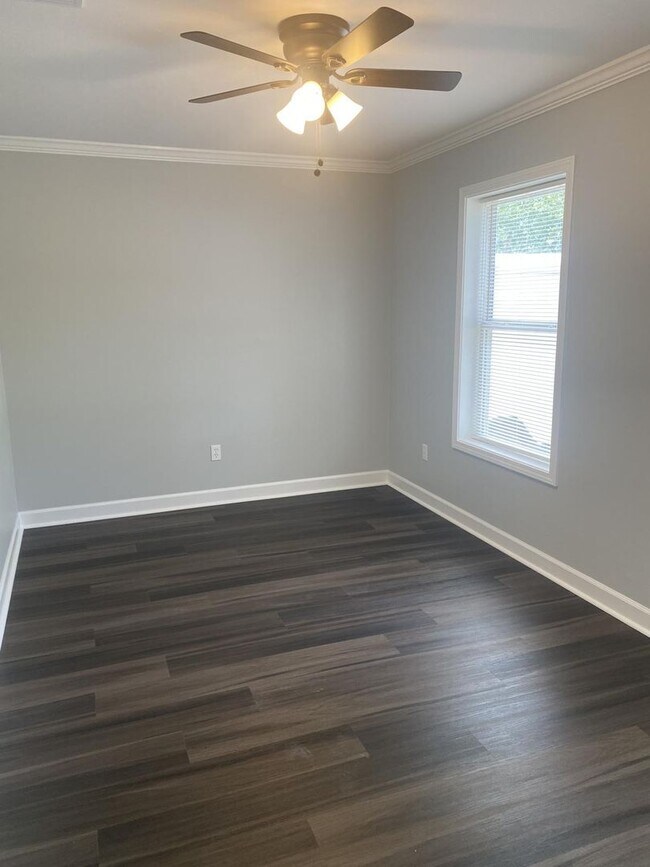 Building Photo - 40216 Hendrix Ln