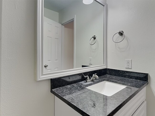 Building Photo - 16973 Scenic Knoll