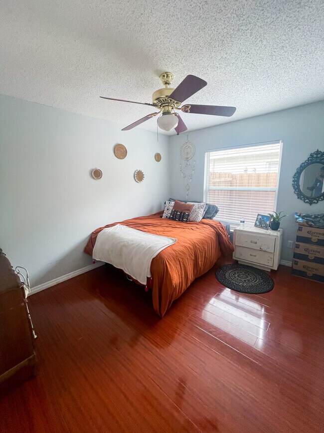 Building Photo - 4119 Forest Island Dr