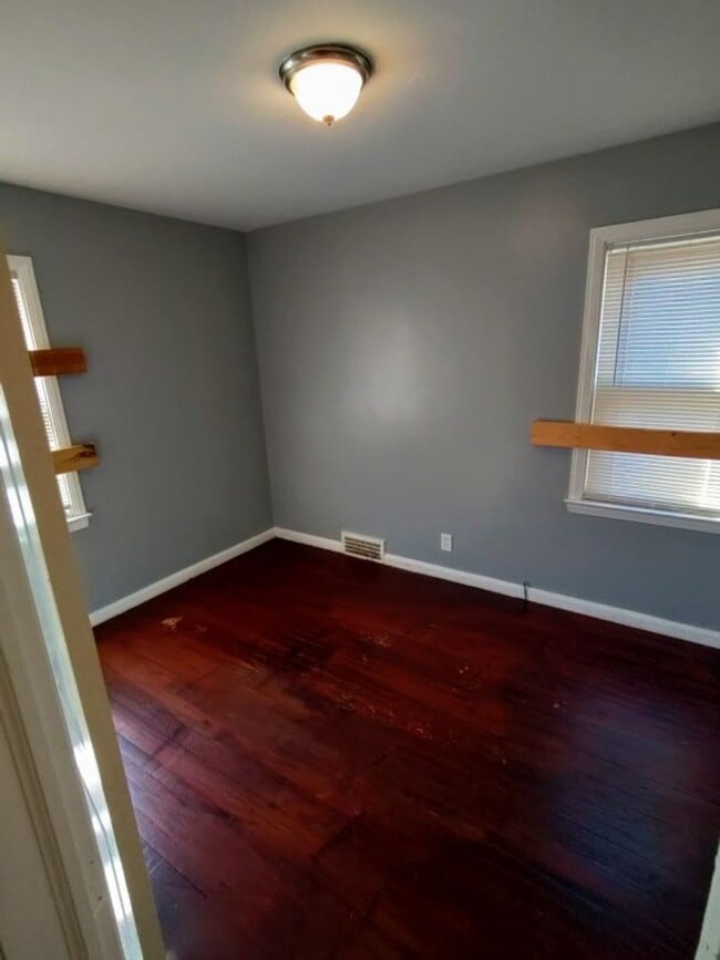 Building Photo - 3 bedroom 1 bath bungalow now available! -...