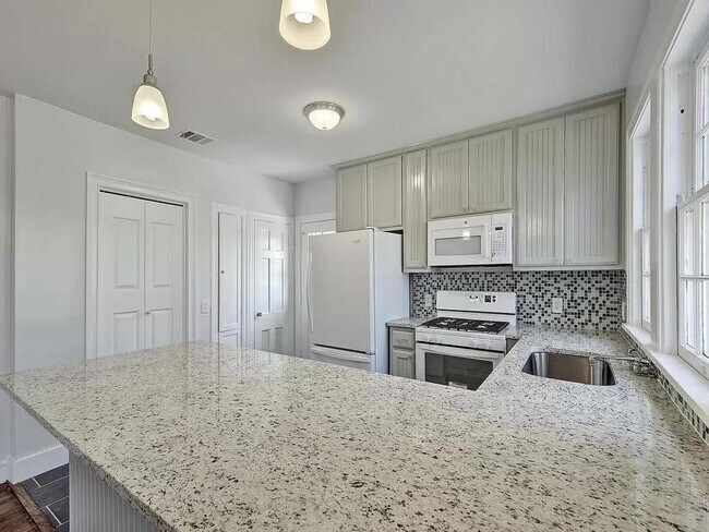 Building Photo - Remodeled 6 Bedroom Walking Distance to UT