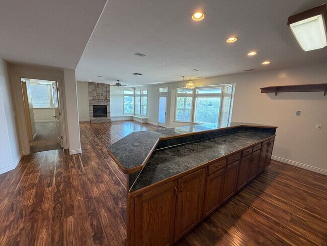 Building Photo - Spacious 4 Bed, 5 Bath Home with 3-Car Garage in Layton!