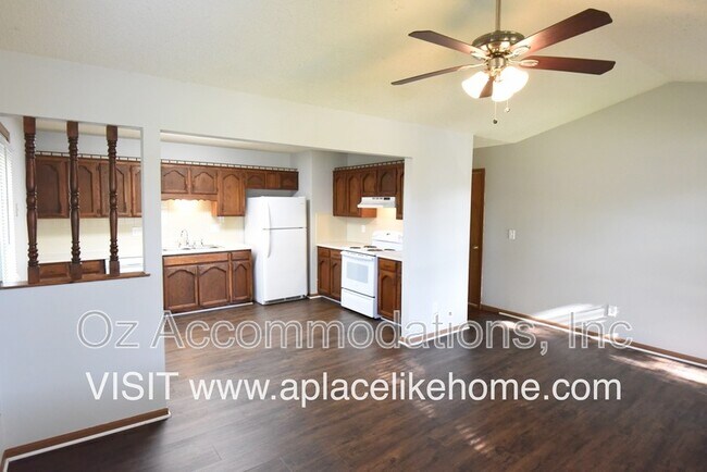 Building Photo - 117 SE Greystone Dr