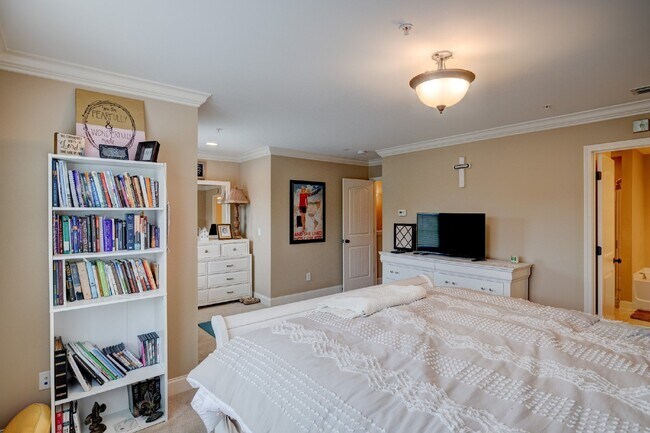 Building Photo - Beautiful Townhome with Garage, Fireplace, Close to Greenway, Dining & Shopping