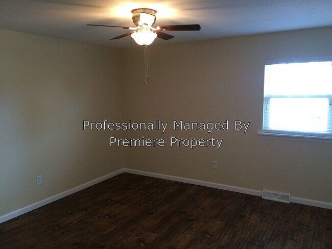 Building Photo - 1695 - 4 Bed 2 Bath Near KU MED