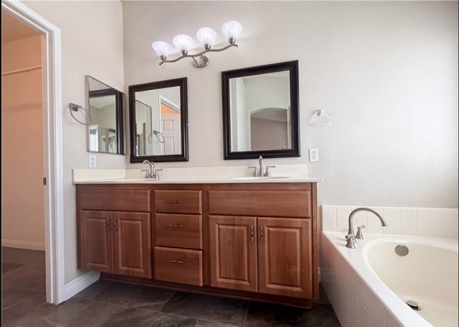 Building Photo - 3630 Vanderbilt Dr