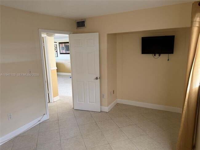 Building Photo - 7891 Sunrise Lakes Dr N