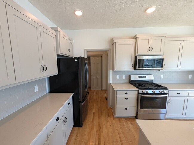 Building Photo - 5011 Clearwater Dr