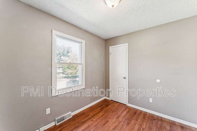 Building Photo - 525 NE Karapat Dr